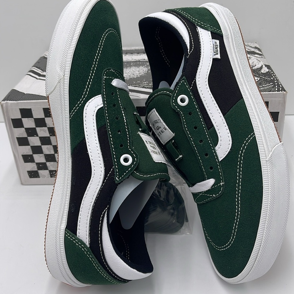 Vans Men's Green and Black Sneakers Gilbert Crocke
Dark Green/White
VN0A5JIFDGY - Picture 11 of 16